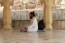 Yoga-nel-tempio-indiano-